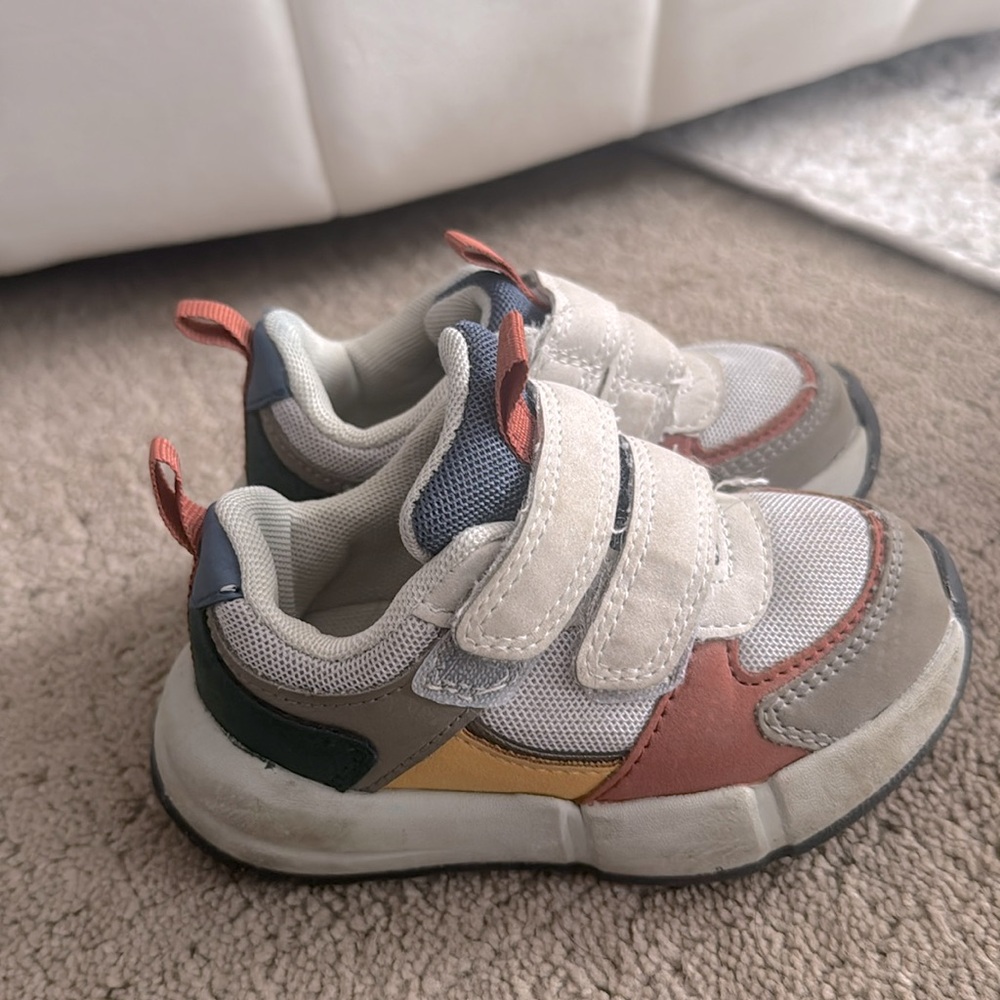 Size 6 Cat & Jack Sneakers toddler boys multicolored GUC